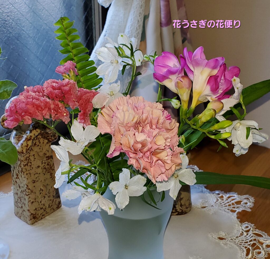 花瓶に飾った+hana花の定期便の花