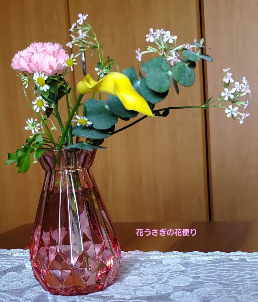 花瓶に生けた+hana花の定期便の花