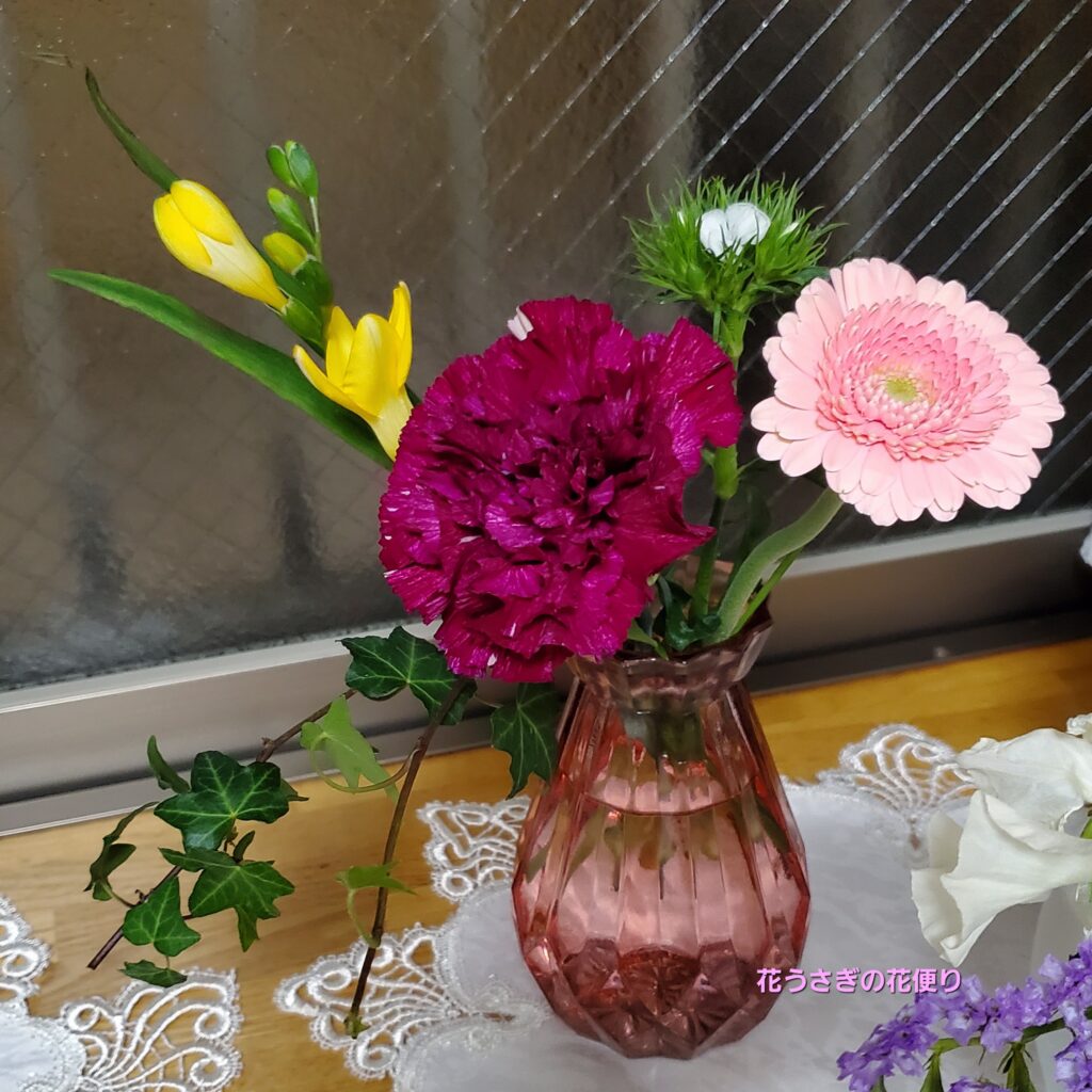 +hana花の定期便　大輪のカーネーション赤系との組み合わせの花
